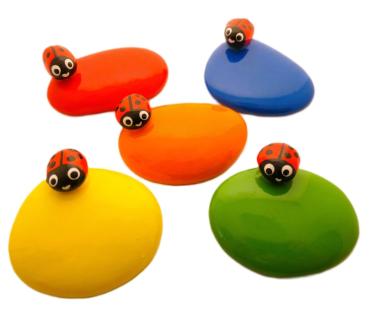 gluckssteine-in-verschiedenen-farben-mit-kaefer