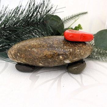 Rückseite vom Stein mit zwei kleinen Steinen zur Standsicherheit