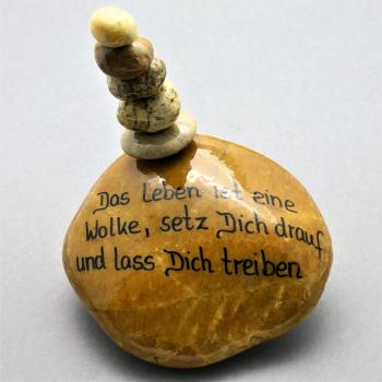 Steintürmchen / Steinturm auf Stein, ca. 13-15 cm, mit Wunschtext