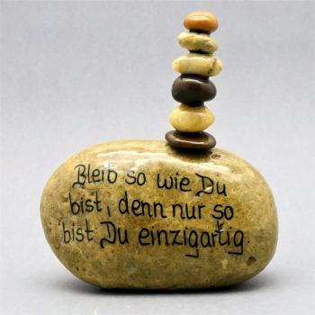 Steintürmchen / Steinturm auf Stein, ca. 8-10 cm, mit Wunschtext