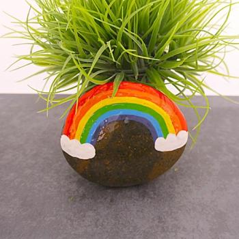 Grabstein mit Regenbogen als Tiergrabstein