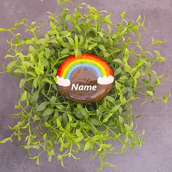 Grabschmuck und Grabbeigabe mit handbemalten Regenbogen und Wunschtext personalisierbar