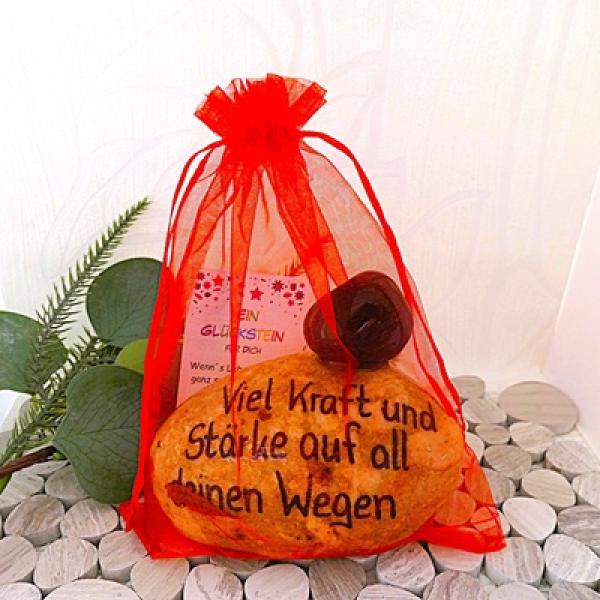 Glücksbringer Stein in einem rotem Organza Säckchen