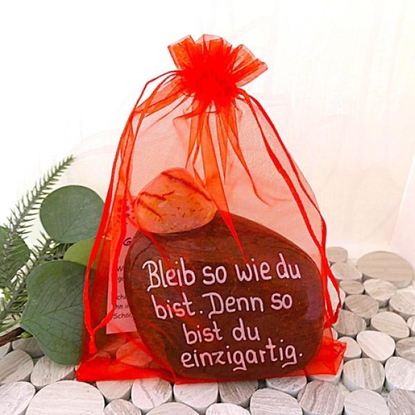 Naturstein mit Geschenkkarte in einem Organzabeutel