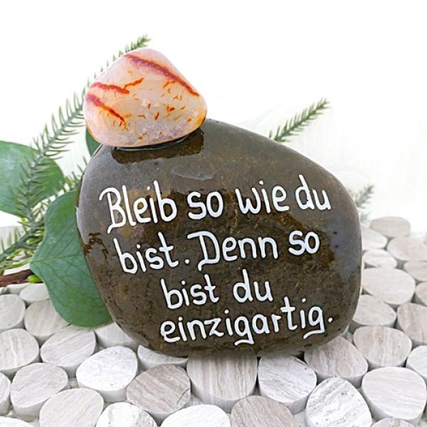 Kieselstein mit Trommelstein und einem Spruch