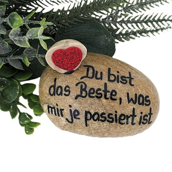 Kieselstein mit einem Spruch beschriftet.