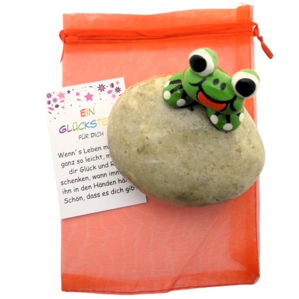 Glücksstein mit Frosch und einer Geschenkkarte auf einem Organza Säckchen