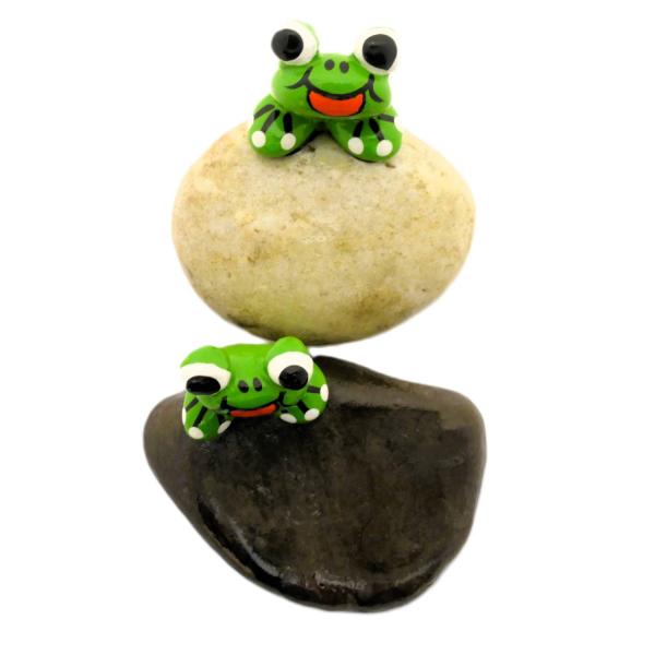 Kleiner Frosch auf Natursteine