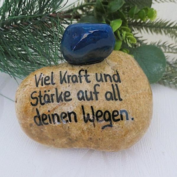 Glücksstein mit blauem Edelstein