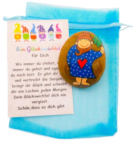 Wichtel in blau mit rotem Herz auf einem Organza Säckckchen