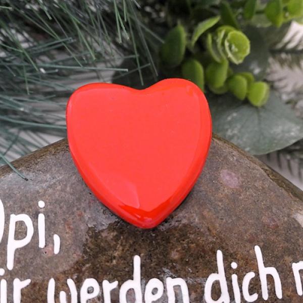 Rotes Herz auf Stein für Grabbeigabe