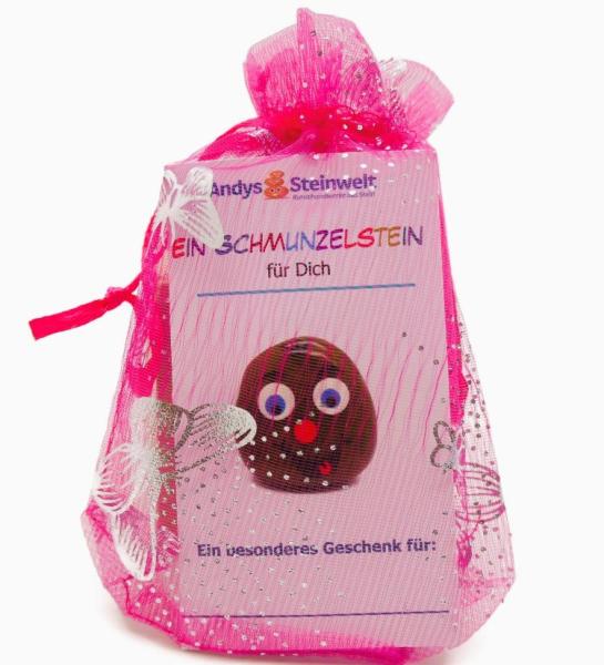 Kleiner Schmunzelstein in einer Klappkarte und einem Organza Säckchen