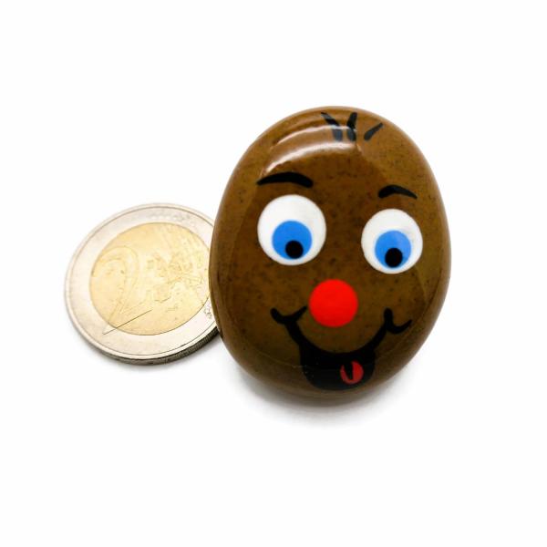 Lustiger Schmunzelstein neben einer 2 Euro Münzr